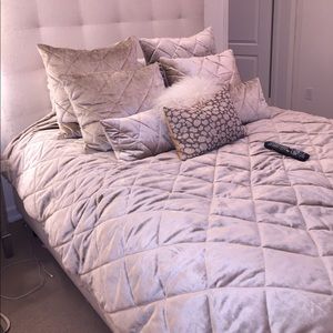 Duvet cover and matching pillows